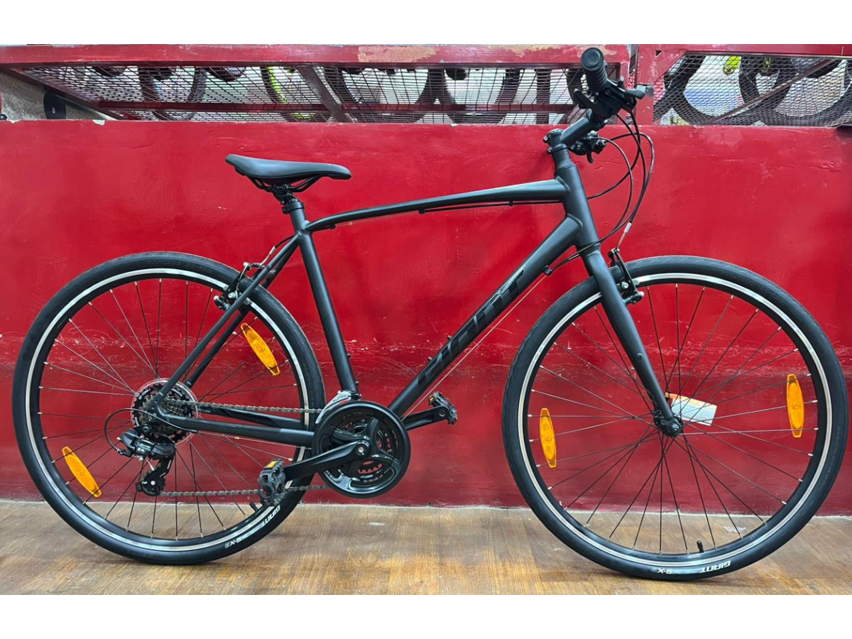 giant bicycle escape 3 It also comes with rack and fender mounts so you can add accessories to make it fit your needs. Giant Escape 3 - Cycle